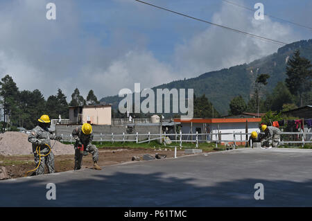 PALO GORDO, GUATEMALA - Tennessee les soldats de la Garde nationale à partir de la 212e compagnie du génie de préparer la fondation de poser la première rangée de parpaing sur le site de construction d'une nouvelle clinique médicale le 12 avril 2016 construction à Palo Gordo, au Guatemala. Le site de construction est l'une des trois cliniques médicales et deux écoles qui sont construits simultanément par un groupe de travail national mixte au Guatemala à l'appui de cette année, l'Armée américaine du sud au-delà de l'horizon de la mission. (U.S. Photo de l'Armée de l'air par la Haute Airman Dillon Davis/libérés) Banque D'Images