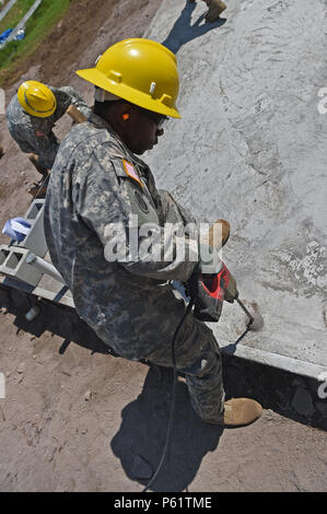 PALO GORDO, GUATEMALA - Tennessee National Guard de la CPS. Nick Ware, 212e compagnie du génie, percer un trou dans la fondation d'armature sur le site de construction d'une nouvelle clinique médicale le 12 avril 2016 construction à Palo Gordo, au Guatemala. Le site de construction est l'une des trois cliniques médicales et deux écoles qui sont construits simultanément par un groupe de travail national mixte au Guatemala à l'appui de cette année, l'Armée américaine du sud au-delà de l'horizon de la mission. (U.S. Photo de l'Armée de l'air par la Haute Airman Dillon Davis/libérés) Banque D'Images