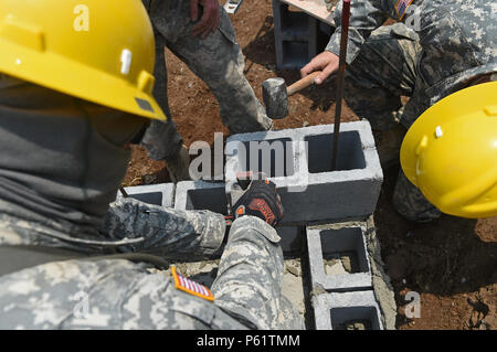 SAN RAFAEL, GUATEMALA - Arkansas commande la garde nationale Sgt. Le Major Tammy Traiter, 871e bataillon de commandement des troupes, des lieux et niveau parpaing sur le site de construction d'un nouveau bâtiment de l'école le 12 avril 2016 à San Rafael, au Guatemala. Le site de construction est l'une des trois cliniques médicales et deux écoles qui sont construits simultanément par un groupe de travail national mixte au Guatemala à l'appui de cette année, l'Armée américaine du sud au-delà de l'horizon de la mission. (U.S. Photo de l'Armée de l'air par la Haute Airman Dillon Davis/libérés) Banque D'Images