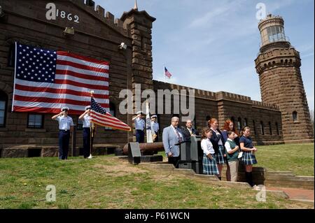 NEW YORK - Les membres de la Garde côtière Station de Sandy Hook (New Jersey), présent lors de la 123e anniversaire de couleurs pour le serment d'allégeance au site historique des feux de lits jumeaux, Highland, New Jersey, le 25 avril 2016. Francis Bellamy récité le serment d'allégeance à l'Twin Lights comme le serment de loyauté nationale pour la première fois le 25 avril 1893. (Us Coast Guard photo de Maître de 2e classe Sabrina Laberdesque.) Banque D'Images