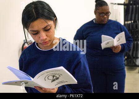 New Jersey Défi Jeunesse classe 44 de l'Académie des cadets de l'examen des candidats au cours de traitement manuel de la Commission militaire mixte à l'aide à la famille et à la Garde nationale Centre Armory à Bordentown, N.J., le 6 avril 2016. Au cours des deux prochaines semaines des 22 semaines, les candidats feront l'objet d'une phase d'acclimatation où ils vont s'adapter à l'épanouissement physique, mental et social, de la discipline. Le programme d'éducation volontaire offre 16 à 18 ans, les décrocheurs du secondaire un programme résidentiel structuré d'une manière quasi-mil¬itary environnement où ils peuvent gagner un dip en éducation générale Banque D'Images