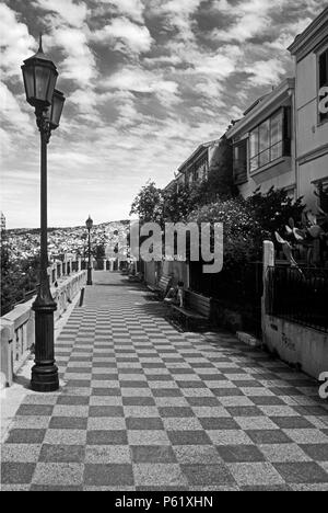 Rue de la conception sur le Cerro Conception et historique avec ses maisons colorées et de lampadaires - Valparaiso, Chili Banque D'Images