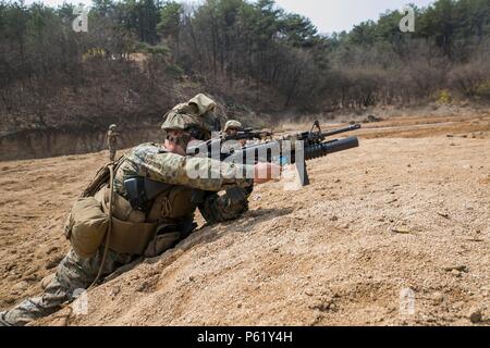 RODRIGUEZ CAMP, de Corée du Sud - Le Sgt. Kenneth Benson charge ses lance-grenades M203 au cours d'un exercice de tir réel et de manœuvre sur Camp Rodriguez, Corée du Sud, dans le cadre de Programme d'échange maritime coréen 16-R le 7 avril 2016. KMEP est un exercice bilatéral qui donne ROK Marines et Marines des États-Unis la possibilité de s'entraîner côte à côte et aider à améliorer la relation entre les deux nations. La République de Corée marines sont avec lre Division de marines. Benson de Saint-Pétersbourg, Floride est un ingénieur de combat avec 9e Bataillon de soutien du génie, 3e Groupe Logistique Maritime, III Marine Expeditionary Force. (U.S. Mari Banque D'Images