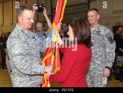 Le lieutenant-gouverneur de l'État de New York. Kathleen C. Hochul (à droite) remet le New York State Division des affaires militaires et navales (DMNA) couleurs au Major général Anthony allemand (à gauche), faisant de lui le 53e de l'adjudant général de la Garde Nationale de New York pendant l'achange de commandement cérémonie au siège de DMNA Latham, NY, le 7 avril 2016. L'allemand a assumé les fonctions d'adjudant général, le Général Patrick Murphy, qui est devenu le 52e de l'adjudant général de l'État de New York en 2010. L'adjudant général de New York est responsable pour le gouverneur de New York de l'état de préparation et de formation des 10 300 membres de la New Yor Banque D'Images