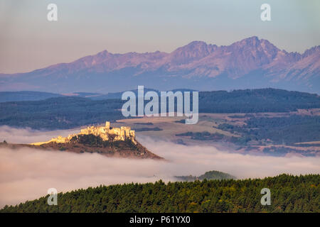Vue panoramique des ruines du château de Spis et de montagnes des Hautes Tatras, Slovaquie avant le lever du soleil Banque D'Images