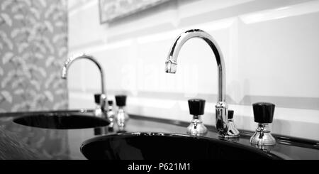 Salle de bains avec intérieur noir et blanc noir deux lavabo et robinet de style classique Banque D'Images