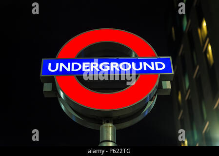 Londres, ANGLETERRE - 31 décembre 2017 : la station de métro typique de signer avec le mot sous terre à la nuit à Londres, Angleterre, Royaume-Uni Banque D'Images