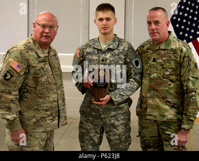 La CPS. Tycjan Sieradzki d'Algonquin, Illinois, un soldat avec le 244th Détachement de liaison numérique basée à Chicago, en compagnie de Brig. Le général Michael Zerbonia de Chatham, New York, l'adjudant général adjoint - l'armée, la Garde nationale de l'Illinois et de la commande le Sgt. Le Major Mark Bowman, de Plainfield, Illinois, l'Indiana Army National Guard de sergent-major de l'État. Sierdadzki a remporté les honneurs que la Garde nationale de l'Illinois est le soldat de l'année à la Garde nationale de l'Illinois La concurrence meilleur guerrier Marseille Centre de formation 7 au 10 avril, en compétition pour la deuxième année consécutive. (U.S. Photo de l'armée b Banque D'Images