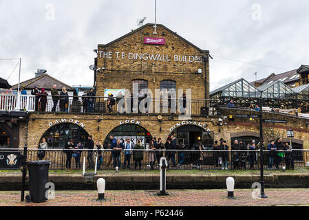 Londres, ANGLETERRE - 31 décembre 2017 : Les gens qui marchent autour de la Dingwall bâtiments près du Regent's Canal, dans Camden Lock ou dans Camden Town Londo Banque D'Images