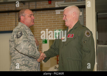 U.S. Air Force, le général Scott Riz, Massachusetts adjudant général de la Garde nationale, droite, serre la main de l'US Air Force et le Massachusetts Air National Guard Master Sgt. Donald Masciadrelli, une 104e Escadron de maintenance technicien en avionique et Montgomery, Mass., indigène, au cours d'un déploiement de package de sécurité théâtre à Leeuwarden Air Base, Pays-Bas, le 12 avril 2016. Inventé pour l'excellence de riz Masciadrelli, dans le cadre de son déploiement à l'appui de l'opération Atlantic résoudre. (U.S. Photo de l'Armée de l'air par le sergent. Joe W. McFadden/libérés) Banque D'Images