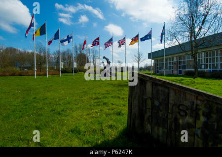 Les drapeaux des partenaires nationaux de Frisian Flag 2016 Rester sur l'affichage à l'extérieur de la salle à manger du Dragon Frisonne à Leeuwarden Air Base, Pays-Bas, le 12 avril 2016. Plus de 70 aéronefs et de personnel en provenance des États-Unis, Pays-Bas, Belgique, France, Finlande, Pologne, Norvège, Royaume-Uni, l'Allemagne et l'Australie participera à Frisian Flag 2016 11-22 avril à Leeuwarden, 2016, avec pas moins de 50 l'exécution d'opérations de vol chaque jour. (U.S. Photo de l'Armée de l'air par le sergent. Joe W. McFadden/libérés) Banque D'Images