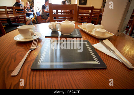 Mise en place d'un café à l'ancienne salle de thé Keswick Cumbria Lake District Angleterre UK Banque D'Images