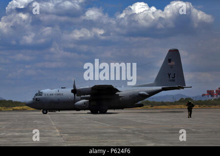 L'US Air Force une pararescueman avec 353e groupe d'opérations spéciales s'éloigne d'un C130-J Super Hercules sur l'Aéroport International de Subic Bay pendant l'exercice Balikatan de Subic, Philippines le 6 avril 2016. Balikatan, ce qui signifie 'shoulder à assumer' en espagnol, est un exercice d'entraînement bilatéral annuel axé sur l'amélioration de la capacité des forces militaires des États-Unis et des Philippines à travailler ensemble lors de la planification d'urgence, et l'aide humanitaire et des opérations de secours. (U.S. Marine Corps photo prise par le Sergent Jason W. Fudge / relâché) Banque D'Images