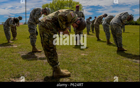 Les services militaires, y compris l'armée américaine, les Allemands, et la pratique, l'entraînement soutenu (SAT) sur Fort Gordon, GA, le 10 avril 2016. OS-U est un 982e Compagnie de la Caméra de combat (Airborne) Théâtre de l'initiative de coopération en matière de sécurité. OS-U est un projet commun, de plusieurs composants, multi-latérale de la Caméra de combat d'échange d'experts en la matière qui ont lieu dans plusieurs endroits en Géorgie. OS-U fait partie d'une série qui comprend OS-Deutschland, OS-France, et OS-Kosovo. (U.S. Photo de l'Armée de l'air par les cadres supérieurs d'un membre de la Colville McFee/libérés) Banque D'Images