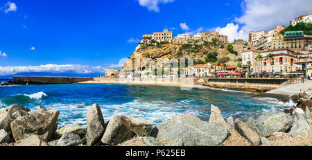 Pizzo village,vue impressionnante avec des maisons traditionnelles et la mer,Calabre,Italie. Banque D'Images