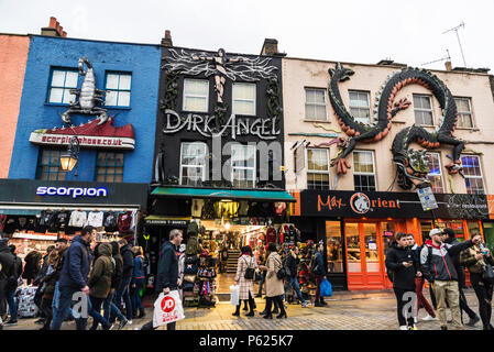 Londres, ANGLETERRE - 31 décembre 2017 : les gens marcher dans les boutiques de mode de Camden High Street à Camden Lock ou Camden Town à Londres, Angleterre, Banque D'Images