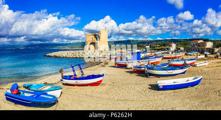 Les bateaux traditionnels et vieille tour à Briatico,Calabre,Italie. Banque D'Images