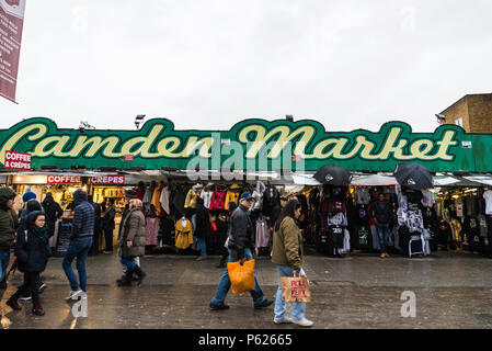 Londres, ANGLETERRE - 31 décembre 2017 : panneau d'entrée au marché de Camden avec des gens autour de Londres, Angleterre, Royaume-Uni Banque D'Images