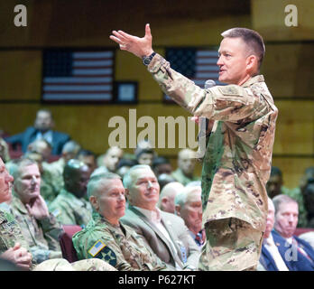 Vice-chef d'état-major général Daniel B. Allyn mémoires sous-officiers supérieurs au cours de la 2016 International Formation et Développement du Leadership Symposium à Fort Bliss (Texas) le 12 avril 2016. Le symposium de trois jours a pour objectif principal de la formation et de l'interopérabilité. Les participants du colloque inclus le Sgt. Le major de l'Armée de Daniel A. Dailey et 50 hauts dirigeants militaires enrôlés de partout dans le monde. L'Armée (photo par le Sgt. Jessica R. Littlejohn/ 24e Appuyez sur Camp de siège) Banque D'Images