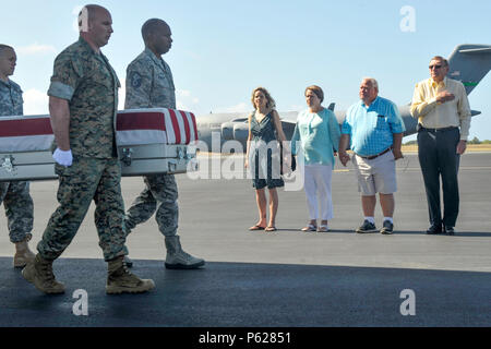 La Défense POW/MIA Agence Comptable (DPAA) organise une cérémonie de rapatriement pour les membres service inconnu sur Joint Base Harbor-Hickam Pearl, le 14 avril 2016. Les membres de la famille de l'armée déchue, assister à la cérémonie d'accueillir leurs proches. Les vestiges de ces retrouvez inconnu récupéré de diverses régions de l'Inde fera l'objet d'un examen d'identification possible à DPAA. DPAA a pour mission de fournir le plus possible notre personnel manquant à leurs familles et à la nation. (DoD photo par le Cpl. Jean Tran/libérés) Banque D'Images