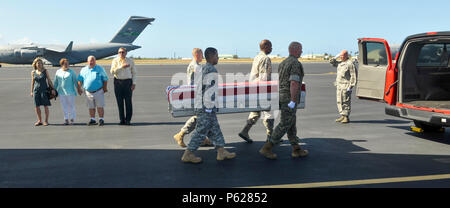 La Défense POW/MIA Agence Comptable (DPAA) organise une cérémonie de rapatriement pour les membres service inconnu sur Joint Base Harbor-Hickam Pearl, le 14 avril 2016. Les membres de la famille de l'armée déchue, assister à la cérémonie d'accueillir leurs proches. Les vestiges de ces retrouvez inconnu récupéré de diverses régions de l'Inde fera l'objet d'un examen d'identification possible à DPAA. DPAA a pour mission de fournir le plus possible notre personnel manquant à leurs familles et à la nation. (DoD photo par le Cpl. Jean Tran/libérés) Banque D'Images