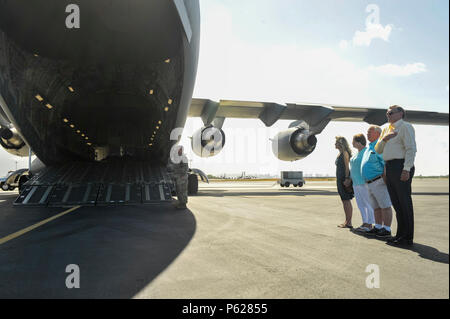 La Défense POW/MIA Agence Comptable (DPAA) organise une cérémonie de rapatriement pour les membres service inconnu sur Joint Base Harbor-Hickam Pearl, le 14 avril 2016. Les membres de la famille de l'armée déchue, assister à la cérémonie d'accueillir leurs proches. Les vestiges de ces retrouvez inconnu récupéré de diverses régions de l'Inde fera l'objet d'un examen d'identification possible à DPAA. DPAA a pour mission de fournir le plus possible notre personnel manquant à leurs familles et à la nation. (DoD photo par le Cpl. Jean Tran/libérés) Banque D'Images