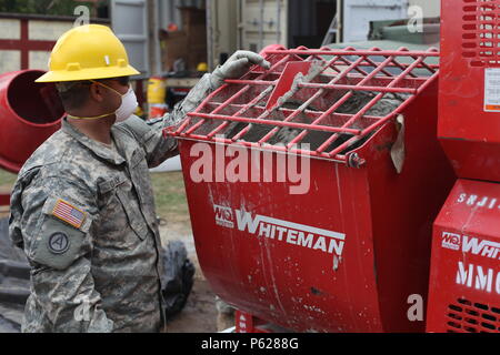 A San Marcos, Guatemala, avril 11,2016. Task Force Red Wolf et de l'Armée mène du sud de l'aide civile humanitaire Formation pour inclure les projets de construction et de niveau tatical préparation médicale Exercices de formation médicale fournissant l'accès et la création d'écoles au Guatemala avec l'Guatamalan gouvernementaux et non gouvernementaux à partir de 05Mar16 à 18JUN16 afin d'améliorer la préparation aux missions des Forces armées des Etats-Unis et de fournir un avantage durable pour les habitants de Guatemala. (U.S. Photo de l'armée par la CPS Trappier/libérés) Banque D'Images