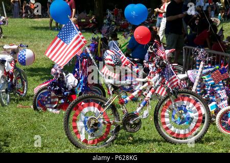 Philadelphia, PA, USA - 4 juillet, 2012 : aux familles de célébrer le Jour de l'indépendance de l'Amérique avec une décoration pour enfants location parade à Philadelphie Banque D'Images