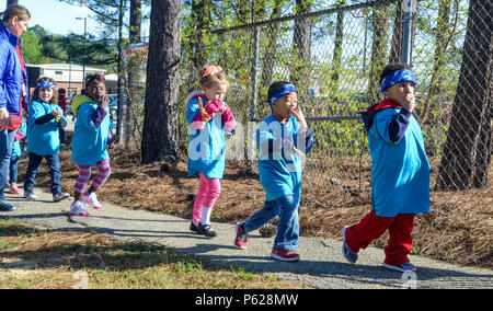 Enfant, de la jeunesse et du personnel des Services de l'École conduit les enfants sur un pied d'un mille pour un Volksmarch au Rodriguez Centre de développement de l'enfant à Fort Bragg, en Caroline du Nord, le 4 avril 2016. La Volksmarch, un événement servant à améliorer la condition physique pour les enfants âgés de 3 à 5 ans, est le coup d'envoi pour le mois de l'enfant Militaire (observé en avril) et une chance pour tous de Fort Bragg's CDCs pour rencontrer les familles des enfants. (U.S. Photo de l'armée par la CPS. L'Erin G. Wynn, 49e Détachement des affaires publiques/libérés) Banque D'Images