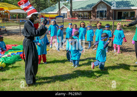 Un membre du personnel habillé comme 'Le chat dans le chapeau" a conduit les enfants à l'occasion de danses et activités après un kilomètre autour de la Volksmarch Rodriguez Centre de développement de l'enfant à Fort Bragg, en Caroline du Nord, le 4 avril 2016. Après la promenade, les enfants ont été présentés avec des médailles d'honneur pour leur participation et l'effort. La Volksmarch est un événement servant à améliorer la condition physique pour les enfants âgés de 3 à 5 ans et le coup d'envoi pour le mois de l'enfant Militaire (observé en avril). (U.S. Photo de l'armée par la CPS. L'Erin G. Wynn, 49e Détachement des affaires publiques/libérés) Banque D'Images