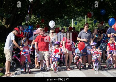 Philadelphia, PA, USA - 4 juillet, 2012 : aux familles de célébrer le Jour de l'indépendance de l'Amérique avec une décoration pour enfants location parade à Philadelphie Banque D'Images