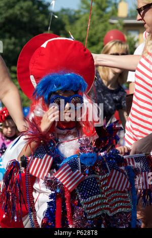 Philadelphia, PA, USA - 4 juillet, 2012 : aux familles de célébrer le Jour de l'indépendance de l'Amérique avec une décoration pour enfants location parade à Philadelphie Banque D'Images