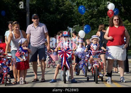 Philadelphia, PA, USA - 4 juillet, 2012 : aux familles de célébrer le Jour de l'indépendance de l'Amérique avec une décoration pour enfants location parade à Philadelphie Banque D'Images