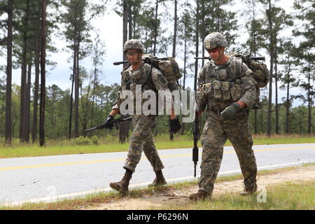 La 1ère Armée américaine, le Lieutenant Eric Seidel et le sergent. Carlos Mercado, affecté à la 82e Division aéroportée, passer à l'obstacle suivant dans la meilleure compétition de Rangers à Fort Benning, Géorgie, le 15 avril 2016. La 33e Conférence David E. Grange Jr. meilleure concurrence Ranger 2016 est un événement de trois jours, composé de défis pour tester concurrent physique, mental, et les capacités techniques. (U.S. Photo de l'armée par la CPS. Kelson Brooks publié) Banque D'Images