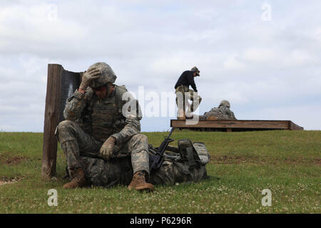 Le capitaine de l'armée américaine Robert Killian, Garde nationale, prend une pause pour reprendre son souffle tandis que son coéquipier effectue la partie de l'adresse au tir des meilleurs concours de Rangers à Fort Benning, Géorgie, le 15 avril 2016. La 33e Conférence David E. Grange Jr. meilleure concurrence Ranger 2016 est un événement de trois jours, composé de défis pour tester concurrent physique, mental, et les capacités techniques. (U.S. Photo de l'armée par la CPS. Kelson Brooks/libéré) Banque D'Images