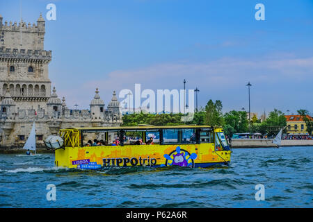 Lisbonne, Portugal, le 26 mai 2018 ; voir de véhicule amphibie Hippo donnant sur le Tage avec tour de Belém et d'autres édifices de la ville en arrière-plan Banque D'Images