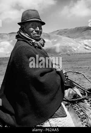 Berger en poncho rouge à cheval - ALTIPLANO (haute plaine), l'ÉQUATEUR Banque D'Images