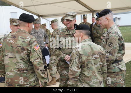 Le général Ben Hodges, commandant général de l'United States Army Europoe (centre) parle au Colonel John Novak, nouveau commandant de la 361e Brigade des affaires civiles (à gauche), le Colonel Miguel Castellanos, commandant sortant de la 361e Brigade des affaires civiles, et Brigue. Gen. Arlan DeBlieck, général commandant de la 7e commande de soutien de mission avant la passation de commandement de la brigade le Dimanche, Avril 3, 2016 à Daenner Kaserne à Kaiserslautern, Allemagne. (Photo prise par le Lieutenant-colonel Jefferson Wolfe, 7ème commande de soutien de mission Agent d'affaires publiques) Banque D'Images