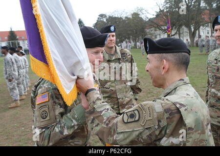 Le brig. Gen. Arlan DeBlieck, général commandant de la 7e commande de soutien de mission, reçoit les couleurs de l'unité depuis le Colonel Miguel Castellanos, commandant sortant de la 361e Brigade des affaires civiles, au cours de la brigade de la cérémonie de passation de commandement Dimanche, Avril 3, 2016 à Daenner Kaserne à Kaiserslautern, Allemagne. (Photo prise par le Lieutenant-colonel Jefferson Wolfe, 7ème commande de soutien de mission Agent d'affaires publiques) Banque D'Images