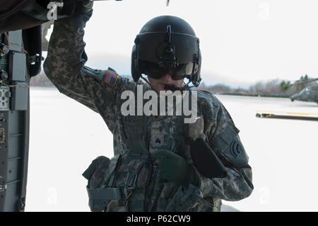 Le Sgt. Carlton Quenneville, chef d'équipage, la Compagnie Charlie, 3e Bataillon, 126e Régiment d'aviation (Air Ambulance), effectue des vérifications après-vol. au cours de la défense et de soutien aux autorités civiles une formation à l'aviation de l'Armée de terre et de soutien, South Burlington (Vermont), 2 avril 2016. La formation est la préparation à la garde vigilante, un exercice d'intervention d'urgence au niveau national. (U.S. Photo de la Garde nationale par la CPS. Avery Cunningham) Banque D'Images