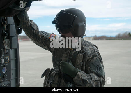 Le Sgt. Carlton Quenneville, chef d'équipage, la Compagnie Charlie, 3e Bataillon, 126e Régiment d'aviation (Air Ambulance), finitions visite pré-vol-ups au cours de la défense et de soutien aux autorités civiles une formation à l'aviation de l'Armée de terre et de soutien, South Burlington (Vermont), 2 avril 2016. La formation est la préparation à la garde vigilante, un exercice d'intervention d'urgence au niveau national. (U.S. Photo de la Garde nationale par la CPS. Avery Cunningham) Banque D'Images