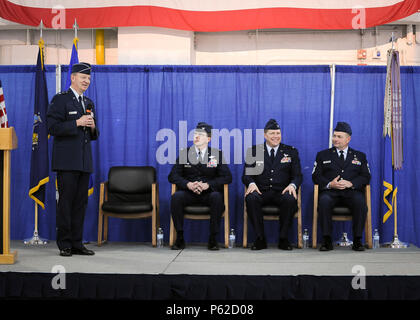 NY Air National Guard, le général Anthony P. Allemand, statuant à l'Adjudant général pour l'état de New York, a parlé aux membres de la 174e Escadre (ATKW attaque) et les clients de Hancock Field à Syracuse NY le 3 avril 2016. L'allemand était l'agent officiel pour la cérémonie de changement de commandement où NY Air National Guard Le Colonel Greg A. Semmel a quitté le commandement de la 174e ATKW à NY Air National Guard Le Colonel Michael R. Smith, auparavant vice-commandant de l'Escadre. (NY Air National Guard Photo de Tech. Le Sgt. Jeremy M. Appel) Banque D'Images