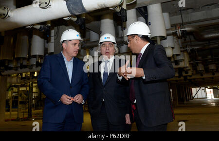 Le Secrétaire à l'Énergie des États-Unis Ernest Moniz, accompagné de ministre israélien des infrastructures nationales, de l'énergie et des ressources en eau, Yuval Steinitz a visité la technologie IDE est l'eau de mer (osmose inverse) SWRO usine de dessalement Sorek, au sud de Tel Aviv pour un briefing et visite du site, le 4 avril 2016 Banque D'Images