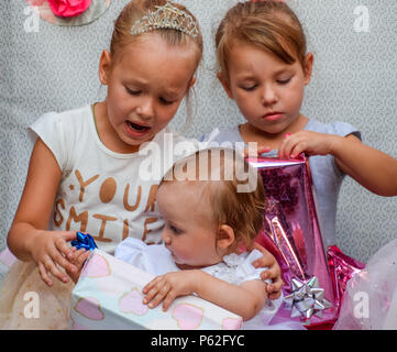 Les enfants sont à la recherche des boîtes à cadeaux. Maison de vacances pour enfants Banque D'Images