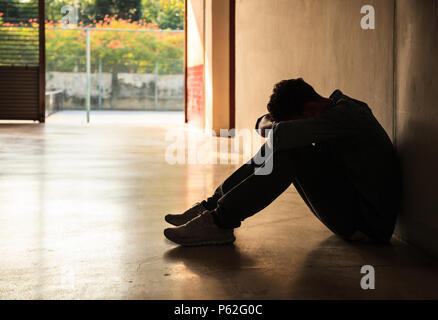 Moment d'émotion : homme assis tenant la tête basse sur les genoux, a souligné triste jeune homme ayant des problèmes mentaux, se sentir mal, déprimé, déçu, hopeles Banque D'Images