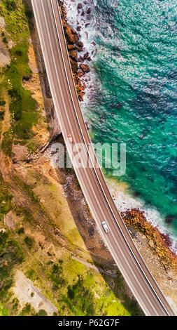 Fragment de la falaise mer Pont sur l'autoroute panoramique Grand Pacific Drive in Australian NSW state le long de la côte du Pacifique, en vue d'en haut de l'antenne. Banque D'Images