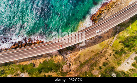 Fragment de la falaise mer Pont sur l'autoroute panoramique Grand Pacific Drive in Australian NSW state le long de la côte du Pacifique, en vue d'en haut de l'antenne. Banque D'Images