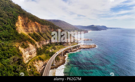 Grand Pacific Drive le long de , large de l'Australie sur la falaise la célèbre pont à bord de la falaise de grès raide face au nord. Banque D'Images