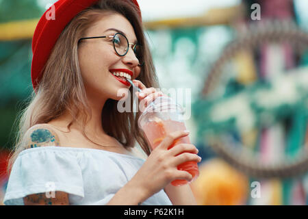 Portrait de vie de jolie femme élégante drinking cocktail Banque D'Images