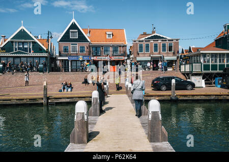 Volendam, Pays-Bas - 26 avril, 2017 : typique des maisons traditionnelles dans le secteur riverain de Volendam, village de pêcheurs néerlandais aux Pays-Bas. Banque D'Images